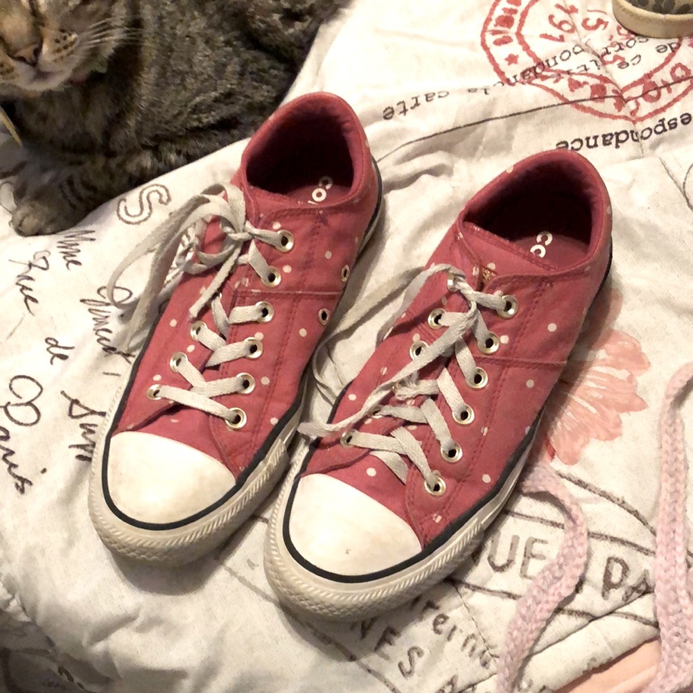 Red poke a dot low top chuck Taylor’s